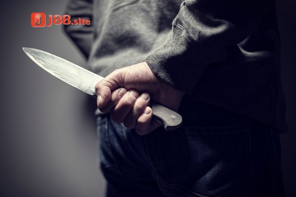 Ngủ mơ thấy mình đang cầm con dao trên tay Ngủ mơ thấy mình đang cầm con dao trên tay